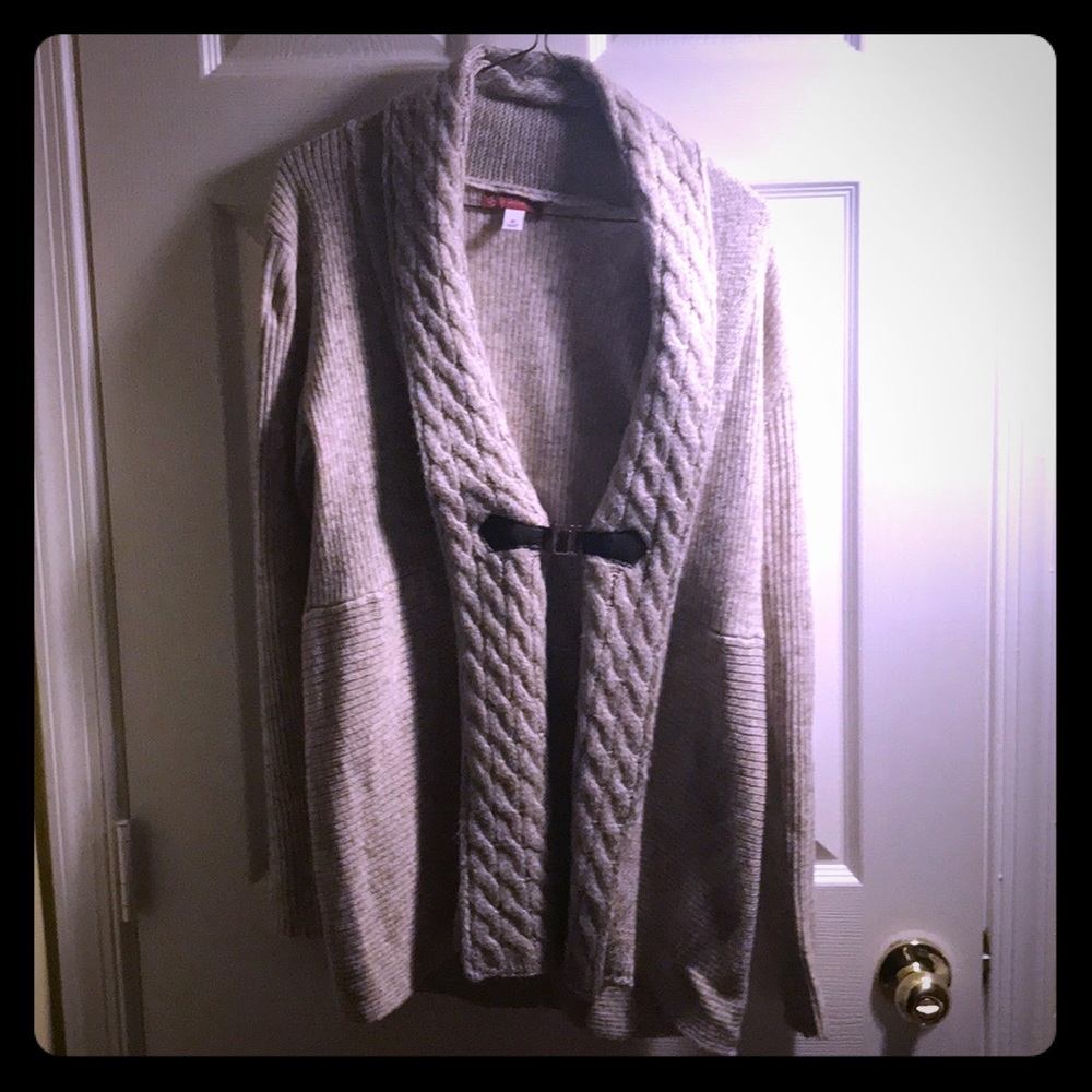 Women’s long sweater with clip in the middle